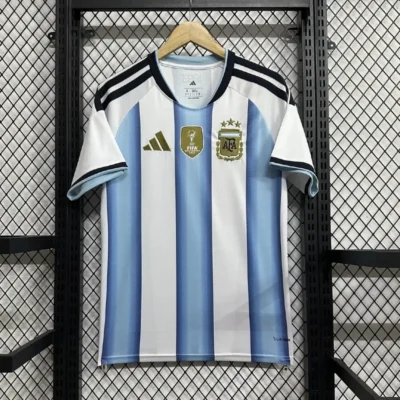 Мужская футбольная джерси сборной Аргентины adidas с коротким рукавом (3 звезды, Версия чемпионов мира)